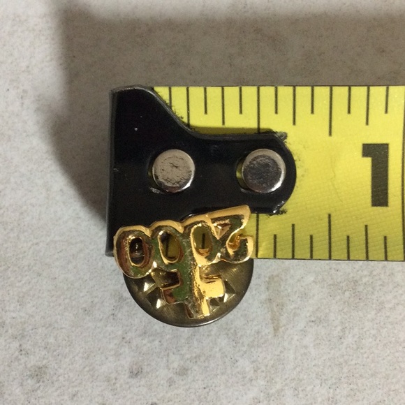 Vintage Y2K retro gold 2000 with cross pin - Picture 6 of 6